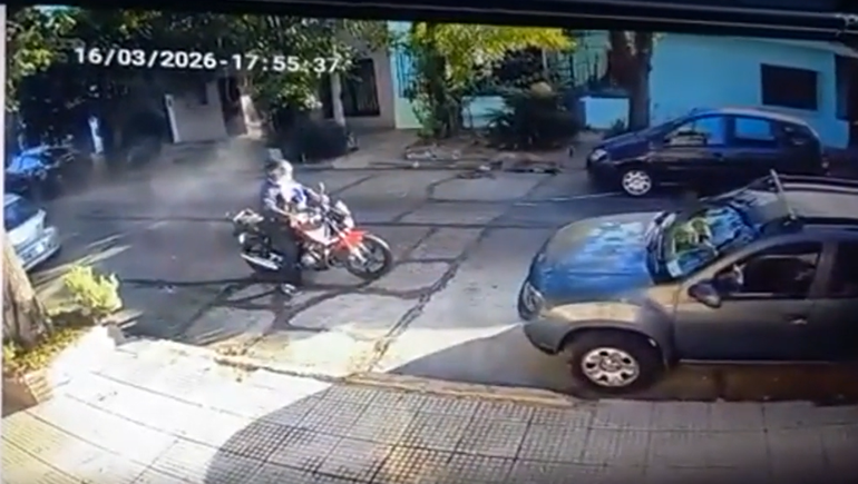 Un sicario desde una moto disparó contra una casa y mató a una mujer.