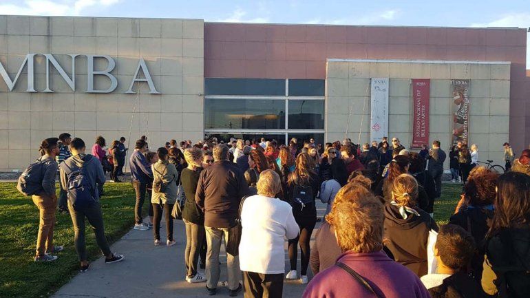El último adiós a Pechi Quiroga: vecinos se acercan al Museo de Bellas Artes