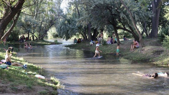 El Paseo Costero es un brazo de 200 metros del río Neuquén. No es apto para la pesca.