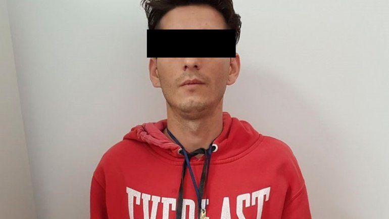 El joven es argentino y vive en Bernal