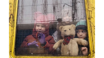 el gesto del barsa con ninos que huyen de la guerra en avion de argentino el gesto del barsa con ninos que huyen de la guerra en avion de argentino