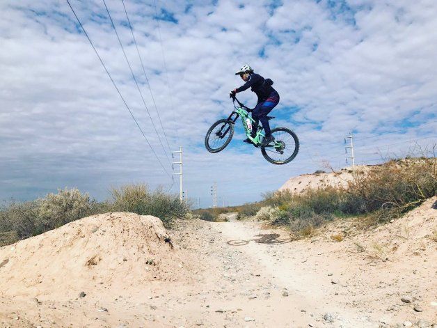 Adrenalina y show: las acrobacias del Manu Urcera en la Barda neuquina