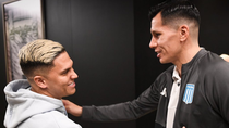 Juanfer Quintero saluda a Leonardo Sigali, capitán de Racing. Juanfer Quintero saluda a Leonardo Sigali, capitán de Racing.