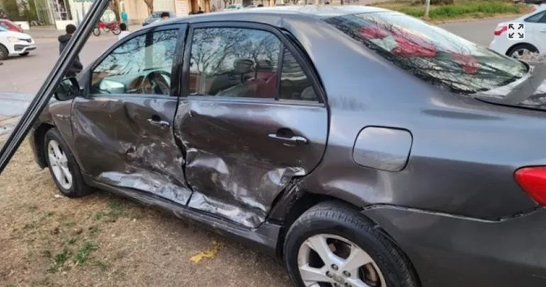 Así quedó el Toyota Corolla que luego de salir impecable del lavadero, fue embestido por un viejo Ford Sierra en General Pico. Así quedó el Toyota Corolla que luego de salir impecable del lavadero, fue embestido por un viejo Ford Sierra en General Pico.