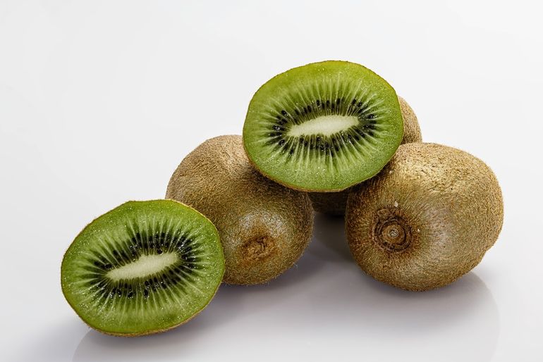El kiwi puede acumular pesticidas, polvo y bacterias en su piel vellosa; lavarlo antes de pelarlo reduce el riesgo de contaminación. El kiwi puede acumular pesticidas, polvo y bacterias en su piel vellosa; lavarlo antes de pelarlo reduce el riesgo de contaminación.
