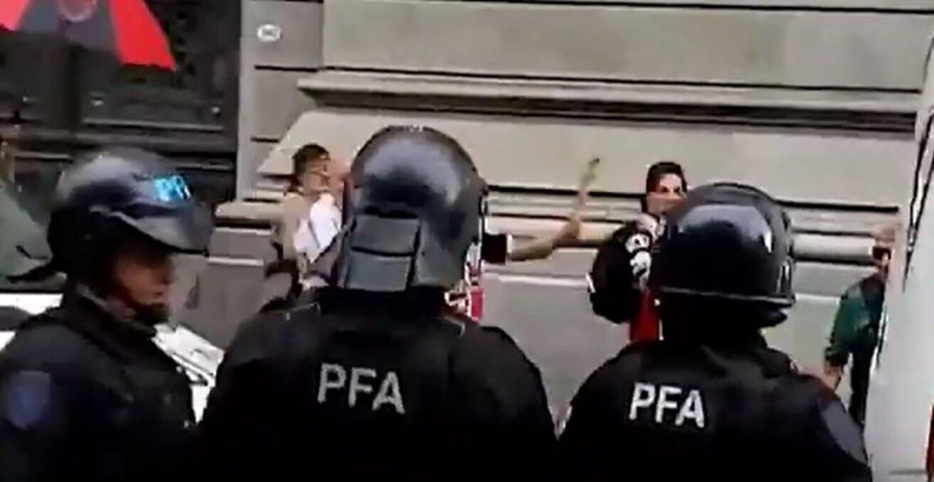 Incidentes en la marcha de jubilados: protocolo antipiquete y enfrentamiento con la policía