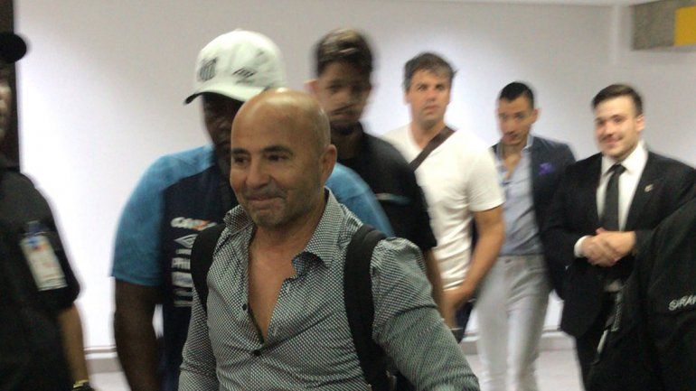 Hinchas del Santos deliraron en el aeropuerto con la llegada de Sampaoli