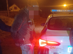 Detuvieron a dos sujetos por robo en Bariloche tras golpear a la víctima y sustraerle sus pertenencias. Detuvieron a dos sujetos por robo en Bariloche tras golpear a la víctima y sustraerle sus pertenencias.