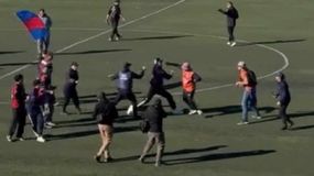 Simpatizantes de los dos clubes quedaron enfrentados cuerpo a cuerpo y llegaron a tirarse algunos golpes en el campo de juego. | LM Neuquen Simpatizantes de los dos clubes quedaron enfrentados cuerpo a cuerpo y llegaron a tirarse algunos golpes en el campo de juego.