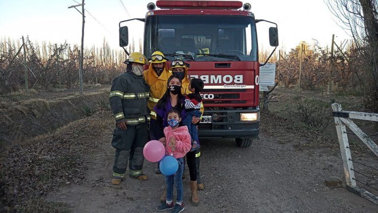 Los Bomberos sorprendieron al pequeño Leo para su cumple de dos años