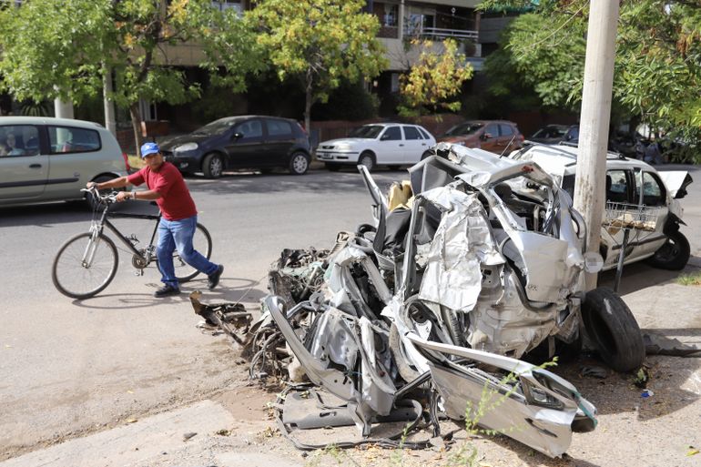 Uno de los autos quedó destruido por el paso del camión en calle Salta / Foto