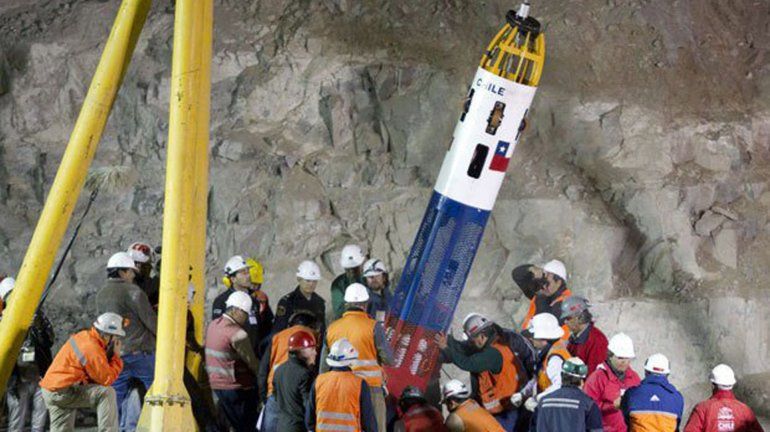 La cápsula de hierro Fénix 2 trajo uno por uno a los mineros a la superficie, a través de 700 metros.