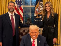 Donald Trump Jr, junto a su ahora prometida, Bettina Anderson, y su papá, el presidente de Estados Unidos. Donald Trump Jr, junto a su ahora prometida, Bettina Anderson, y su papá, el presidente de Estados Unidos.