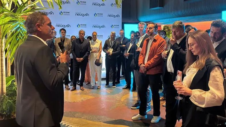 Rolando Figueroa asistió a un encuentro organizado por FECENE en Brasil. | LM Neuquen Rolando Figueroa asistió a un encuentro organizado por FECENE en Brasil.