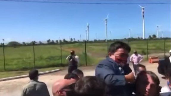 Bolsonaro le hizo upa a un enano y estallaron los memes