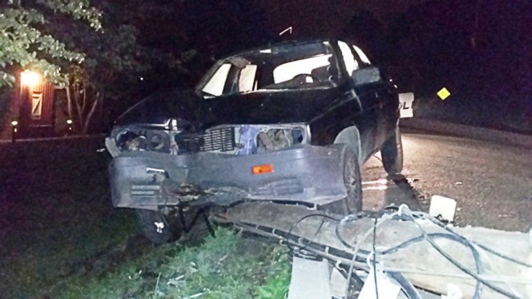 Perdió el control, chocó contra un poste y está grave