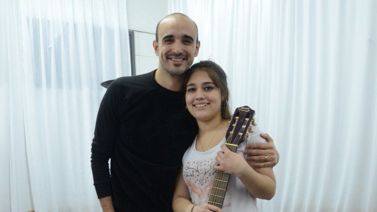 Ariana se llevó una guitarra autografiada por el cantante.&nbsp;