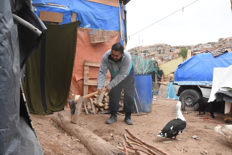 Los vecinos de las tomas tienen que hachar leña para alimentar sus salamandras. Los vecinos de las tomas tienen que hachar leña para alimentar sus salamandras.