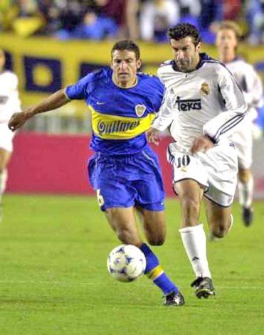 Uno de los recordados aciertos de Bianchi: Matellán anuló a Luis Figo, Balón de Oro ese año.