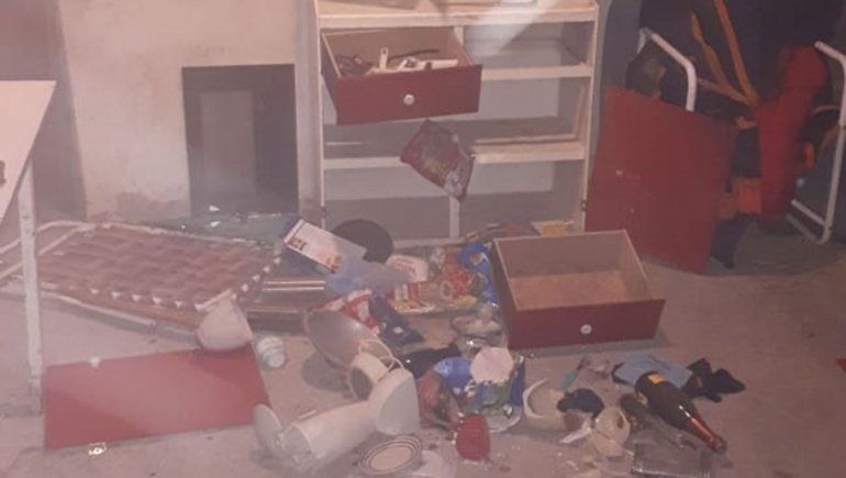 Violenta pelea entre bandas terminó con una casa destrozada