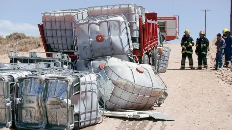 Por esquivar el piquete en la Ruta 7, un camión volcó una carga de 10 mil litros de un producto químicos para el petróleo