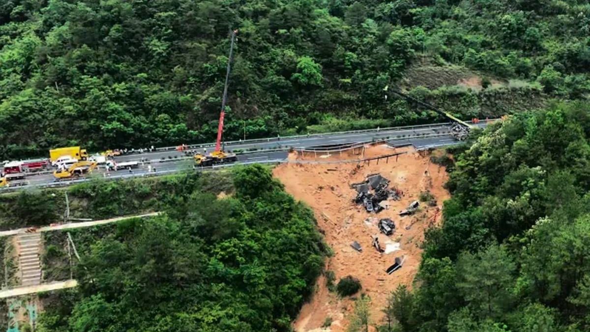 Se derrumbó una autopista en China y hay al menos 48 muertos: video impactante thumbnail