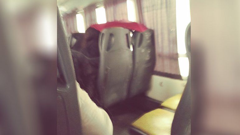 Indignante: viajaban con el paraguas abierto porque se llovía adentro del colectivo