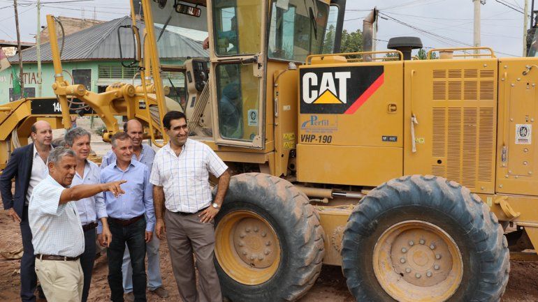 Quiroga y sus funcionarios durante la recorrida.