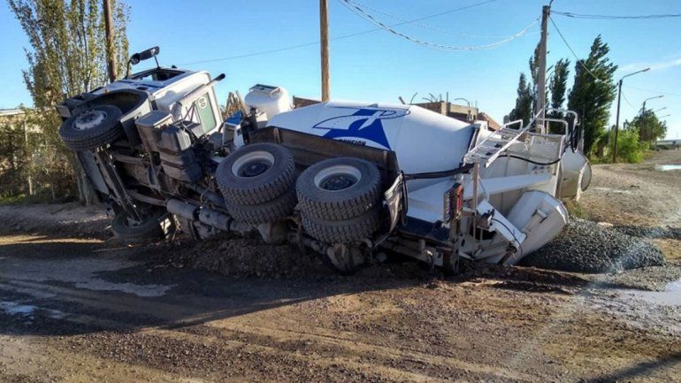 Volcó un camión cargado de hormigón y se enterró en plena calle