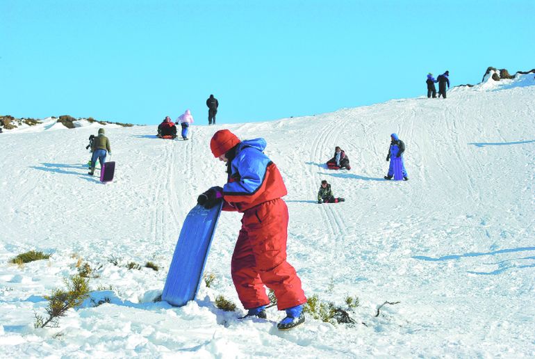 Primeros Pinos, un imán para quienes quieren pasar el día divirtiéndose con la nieve. Primeros Pinos, un imán para quienes quieren pasar el día divirtiéndose con la nieve.