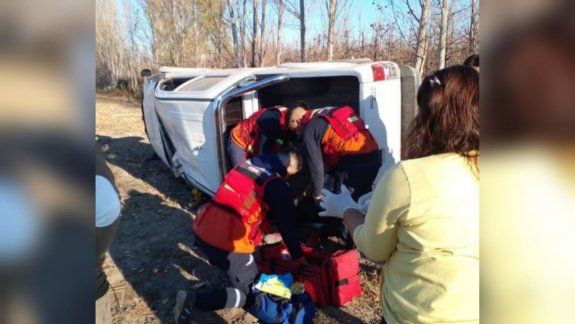 Impactante vuelco en la Ruta 151 por una mala maniobra de sobrepaso