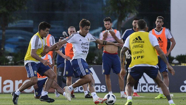 Scaloni probó con Acuña por el  lateral izquierdo