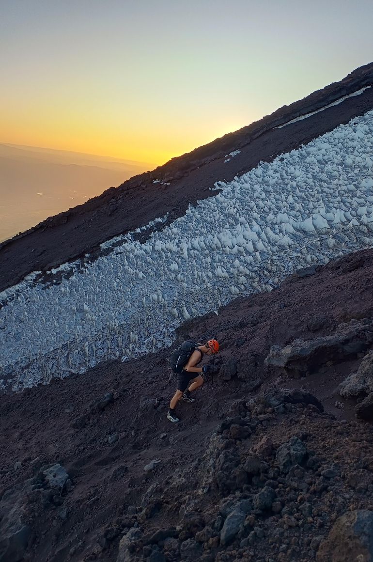 Dos deportistas neuquinos escalaron el Lanín en cuero para desafiar al frio. Fotografía: gentileza. Dos deportistas neuquinos escalaron el Lanín en cuero para desafiar al frio. Fotografía: gentileza.