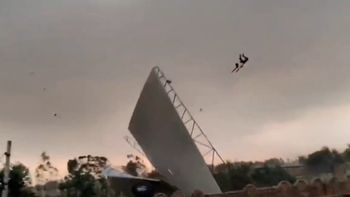 Un hombre voló por el aire aferrado a una chapa durante una tormenta que causó más de 110 muertos Un hombre voló por el aire aferrado a una chapa durante una tormenta que causó más de 110 muertos