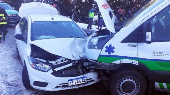 Turistas chocaron contra una ambulancia por culpa del hielo