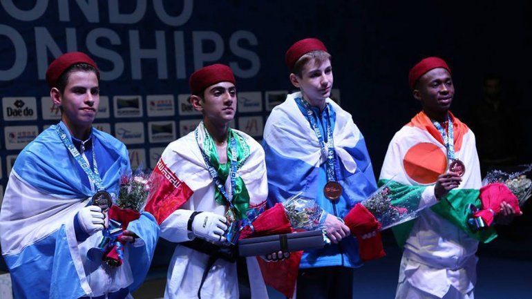 El podio de la categoría 55 kilos