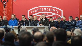 independiente sera vestido por atomik y los hinchas explotaron contra la dirigencia independiente sera vestido por atomik y los hinchas explotaron contra la dirigencia