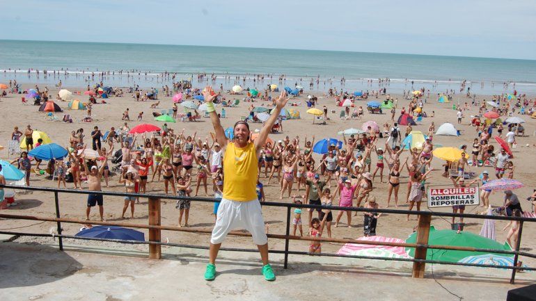 Un neuquino hace bailar a multitudes en Las Grutas