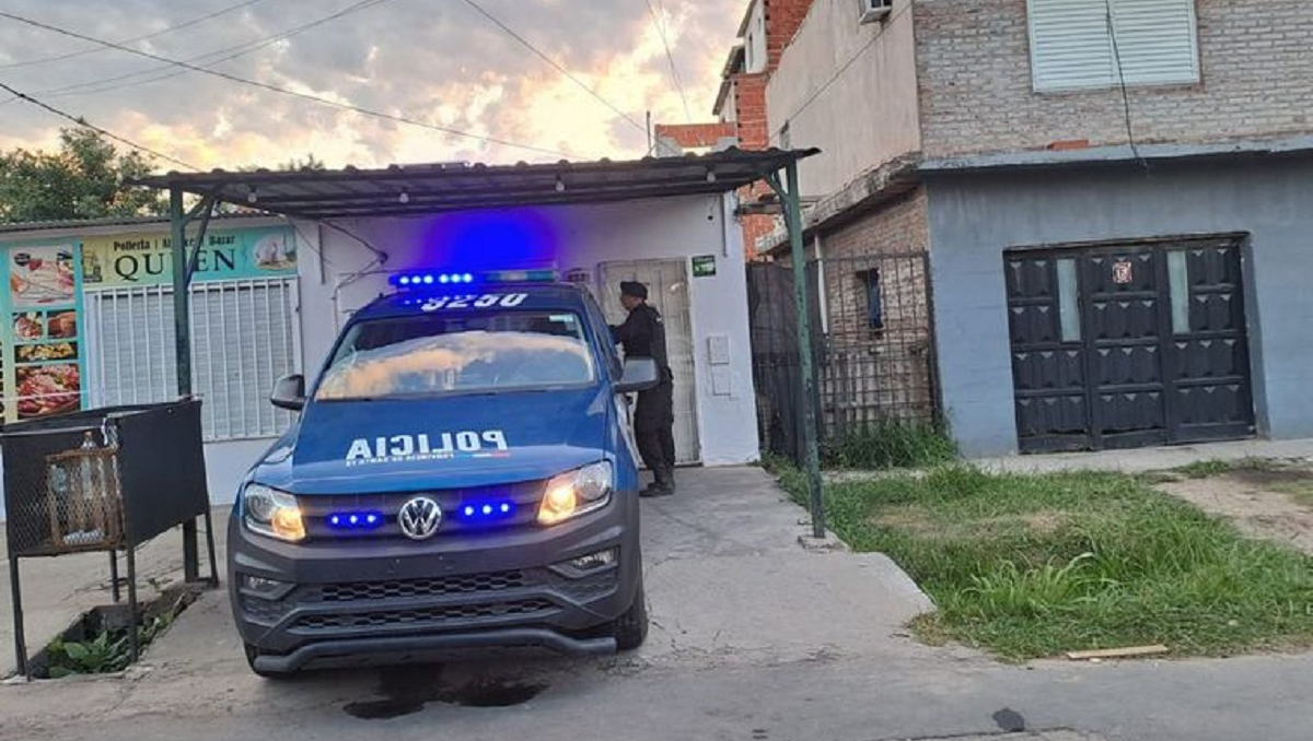 Un policía de civil mató a 2 ladrones en el local familiar