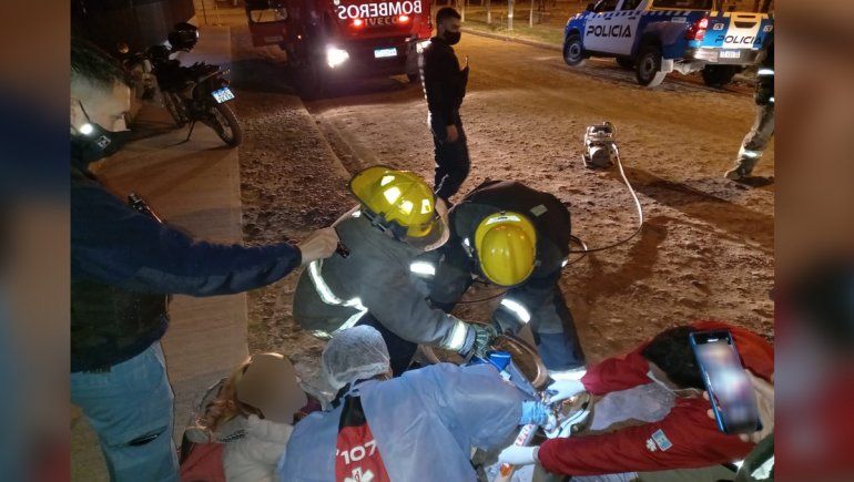 Se le atascó el pie en el cuadro de la bici, la rescataron los bomberos y terminó en el hospital