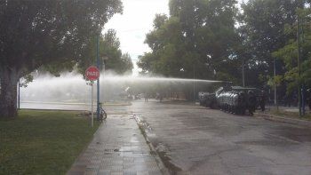 tension y detenidos durante el desalojo de la unrn tension y detenidos durante el desalojo de la unrn