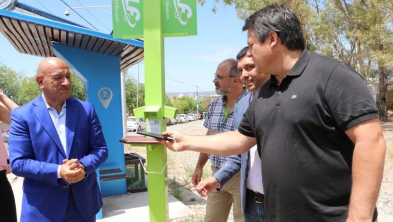 Se podrá cargar celulares en un tótem en la Plaza de las Banderas