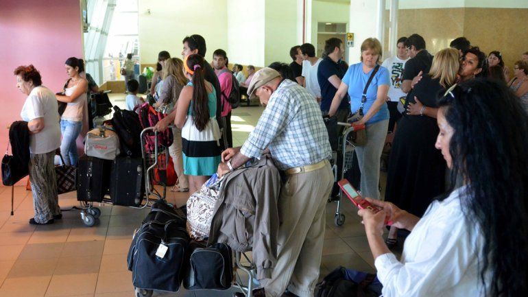 Los pasillos colmados de la terminal son el escenario en el que se mueven estas mujeres inescrupulosas.
