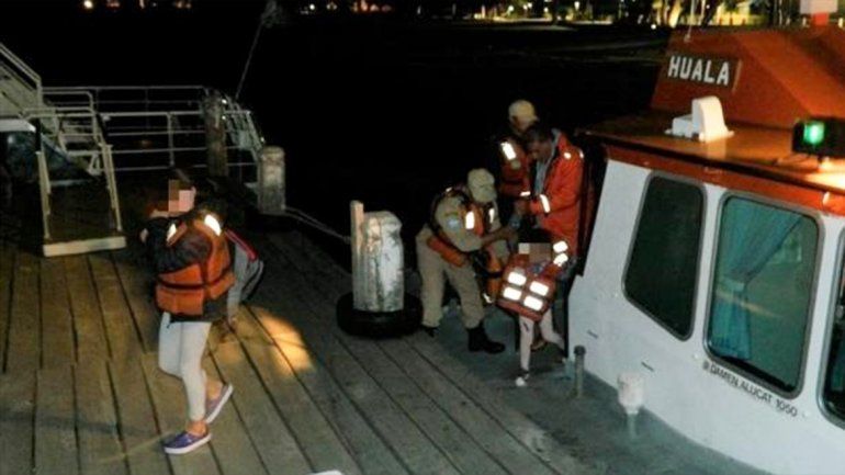 Rescataron a una familia que quedó varada en el lago Lacar