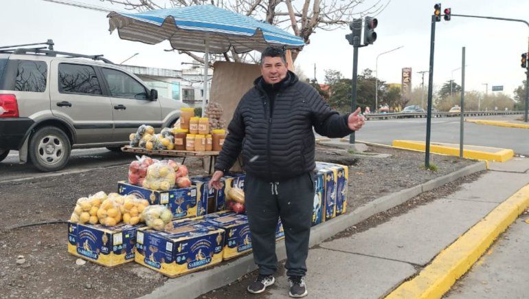 El puesto de alimentos de Miguel, uno de los vendedores desalojados, estába en frente a la ex Ruta 22. El puesto de alimentos de Miguel, uno de los vendedores desalojados, estába en frente a la ex Ruta 22.