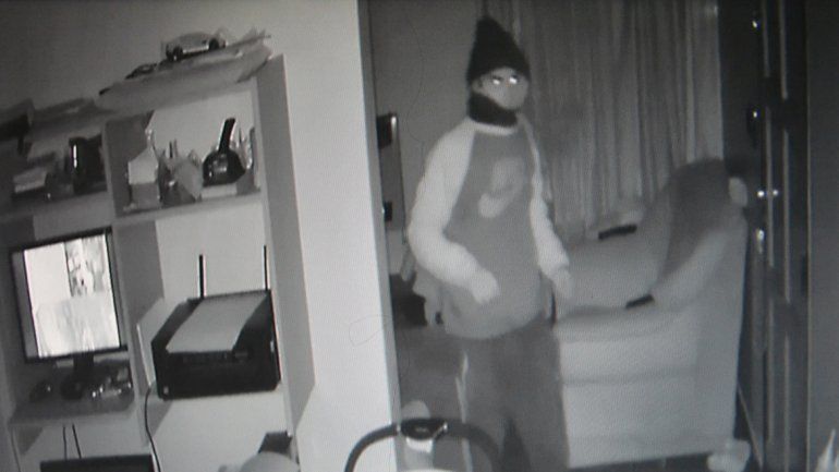 Captura de las cámaras en la que se ve al ladrón dentro la casa.