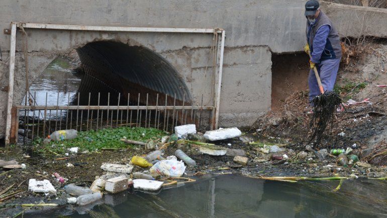 El arroyo Durán despide un olor nauseabundo difícil de tolerar para los vecinos.
