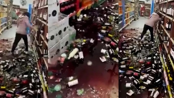 video: la echaron del supermercado y destrozo la gondola de vinos