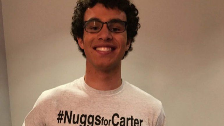 Carter posa feliz con una camiseta con su hashtag. Foto: @Wendys&nbsp;