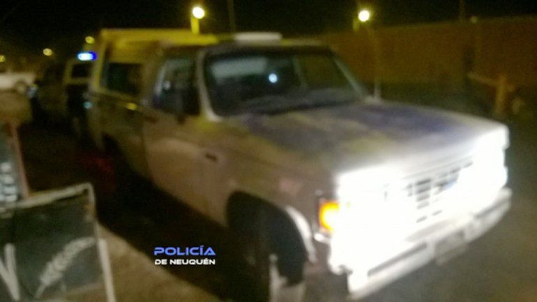 Le robaron la camioneta en Cipolletti, se quedó sin combustible y la abandonaron en Valentina Sur